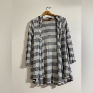 Large gray and white long light open cardigan sweater
$7 if Bundled in 5 for $35